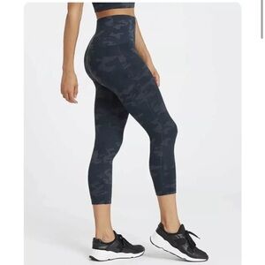 🆕 SPANX Look At Me Now Cropped Leggings Black Camo Women's Size M Medium